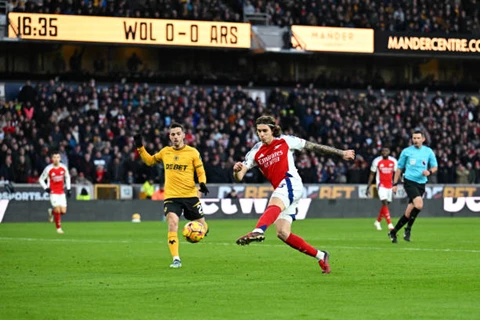 كالافيوري يقود أرسنال للإفلات من فخ وولفرهامبتون في الدوري الإنجليزي (فيديو) 